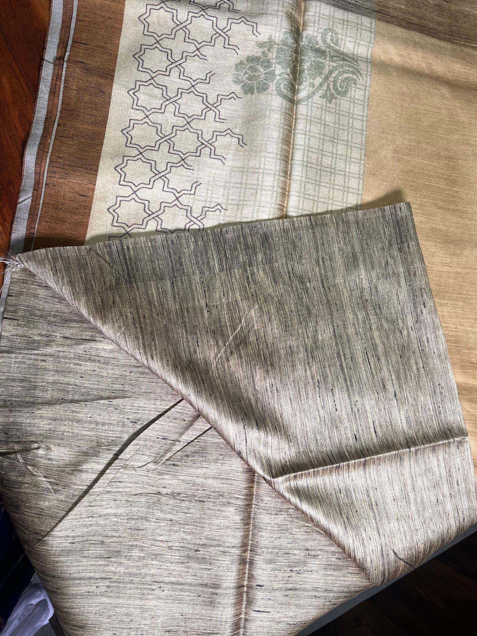 Tusser Floral Emb Sarees10