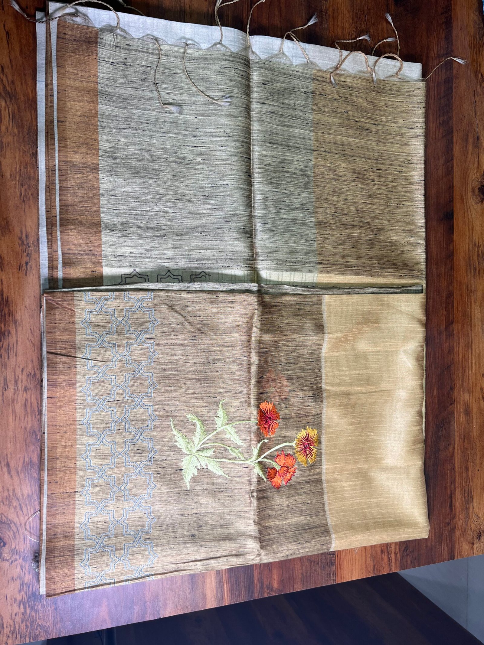 Tusser Floral Emb Sarees9